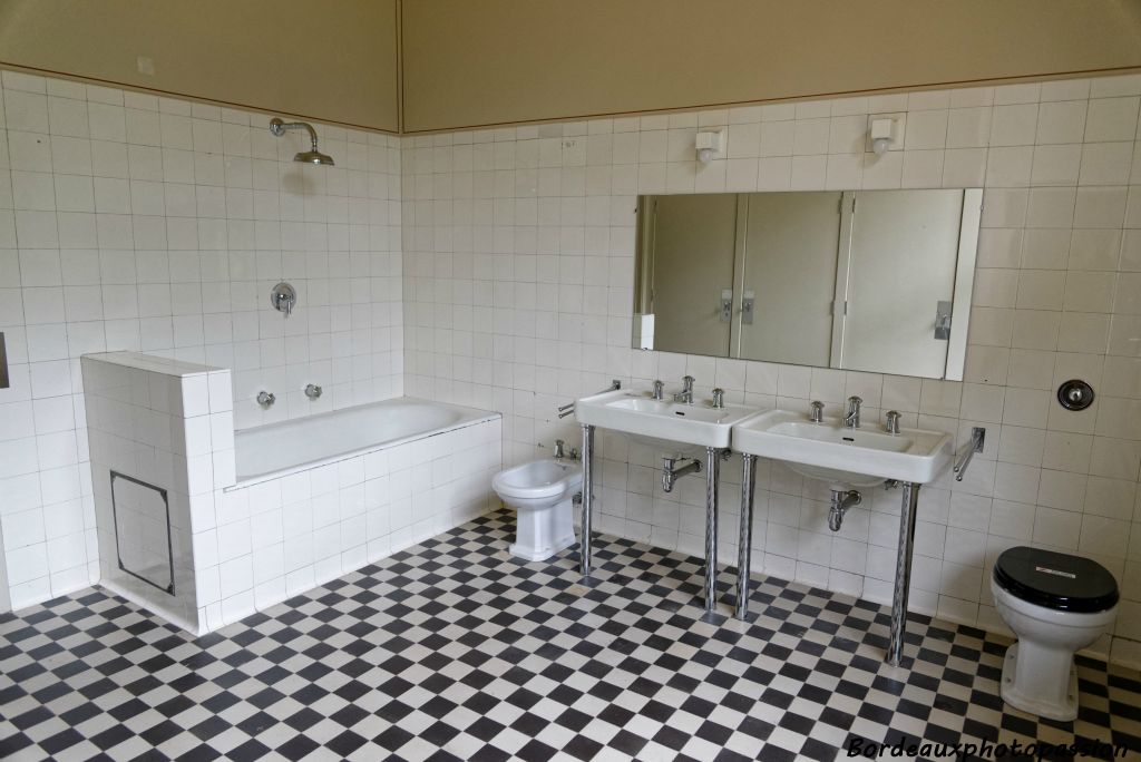 Toutes les chambres de la villa ont leur propre salle de bain.